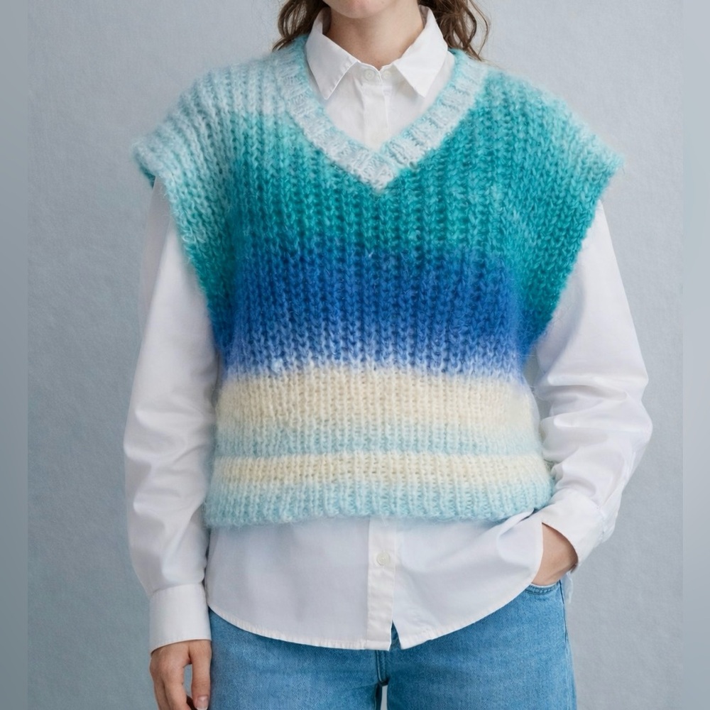 🧶 Hand Knitted Gradient V-Neck Sweater Vest, size Medium